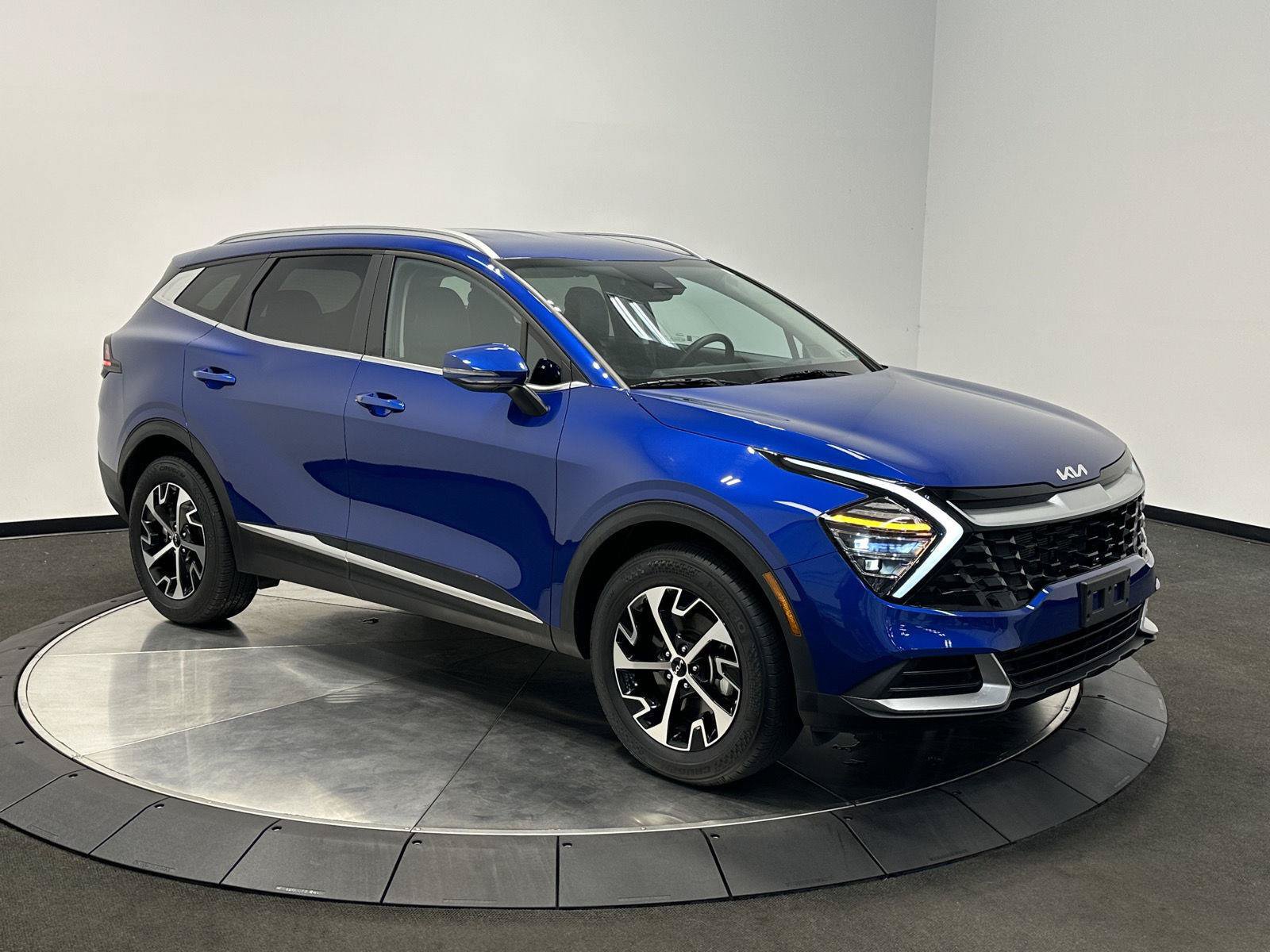 Used 2024 Kia Sportage EX AWD/4WD image 2