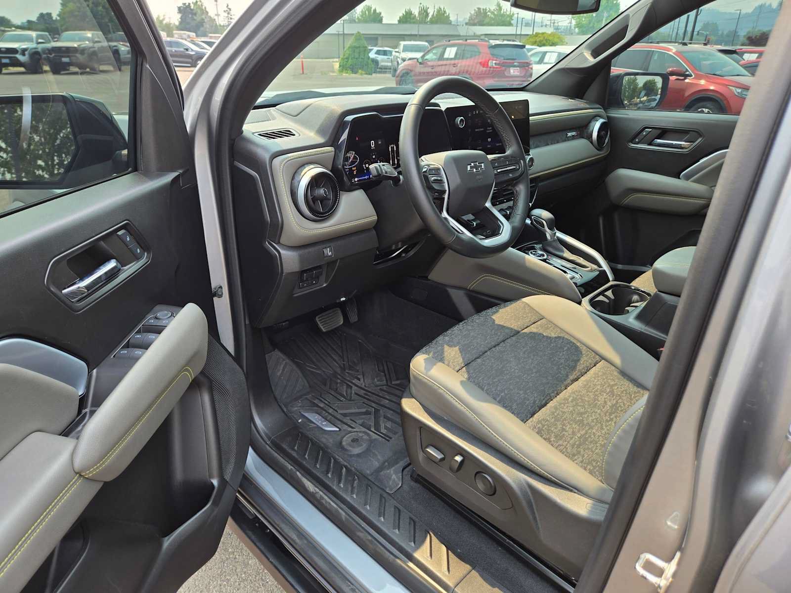 Used 2024 Chevrolet Colorado ZR2 w/ Technology Package AWD/4WD image 21