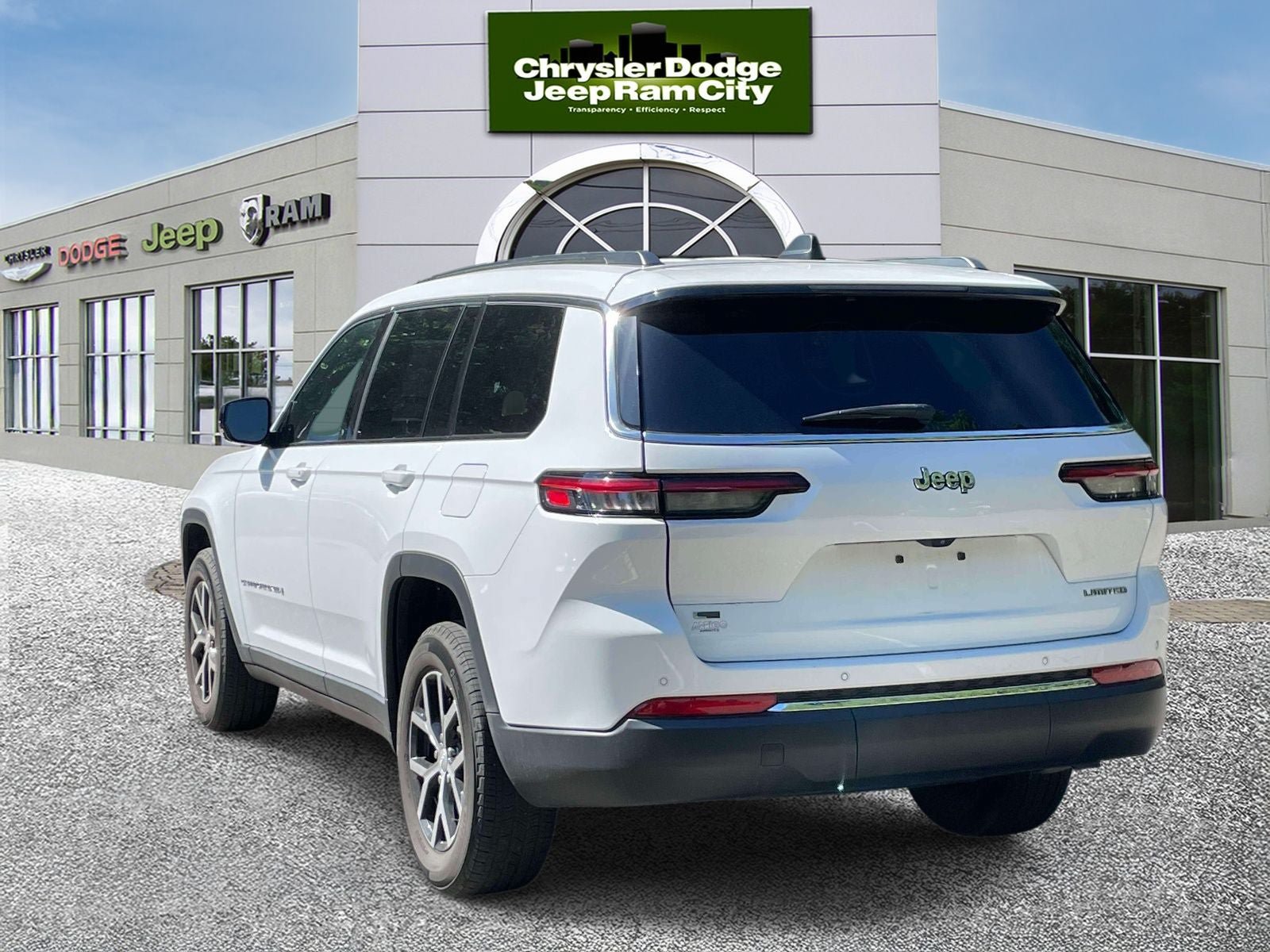 Used 2023 Jeep Grand Cherokee L Limited w/ Trailer Tow Group (B) RWD image 8