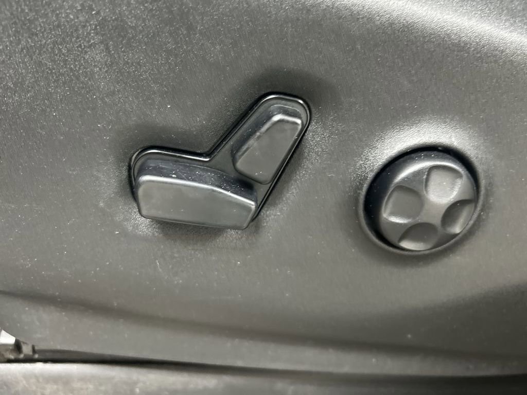 Used 2018 Chrysler Pacifica Touring-L w/ Tire & Wheel Group image 10