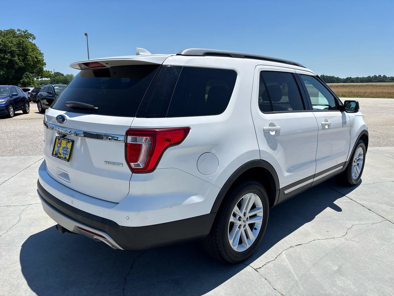Used 2016 Ford Explorer XLT w/ Equipment Group 202A FWD image 4