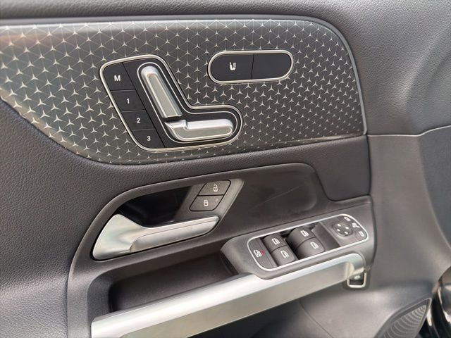 Used 2025 Mercedes-Benz GLB 250 4MATIC image 12