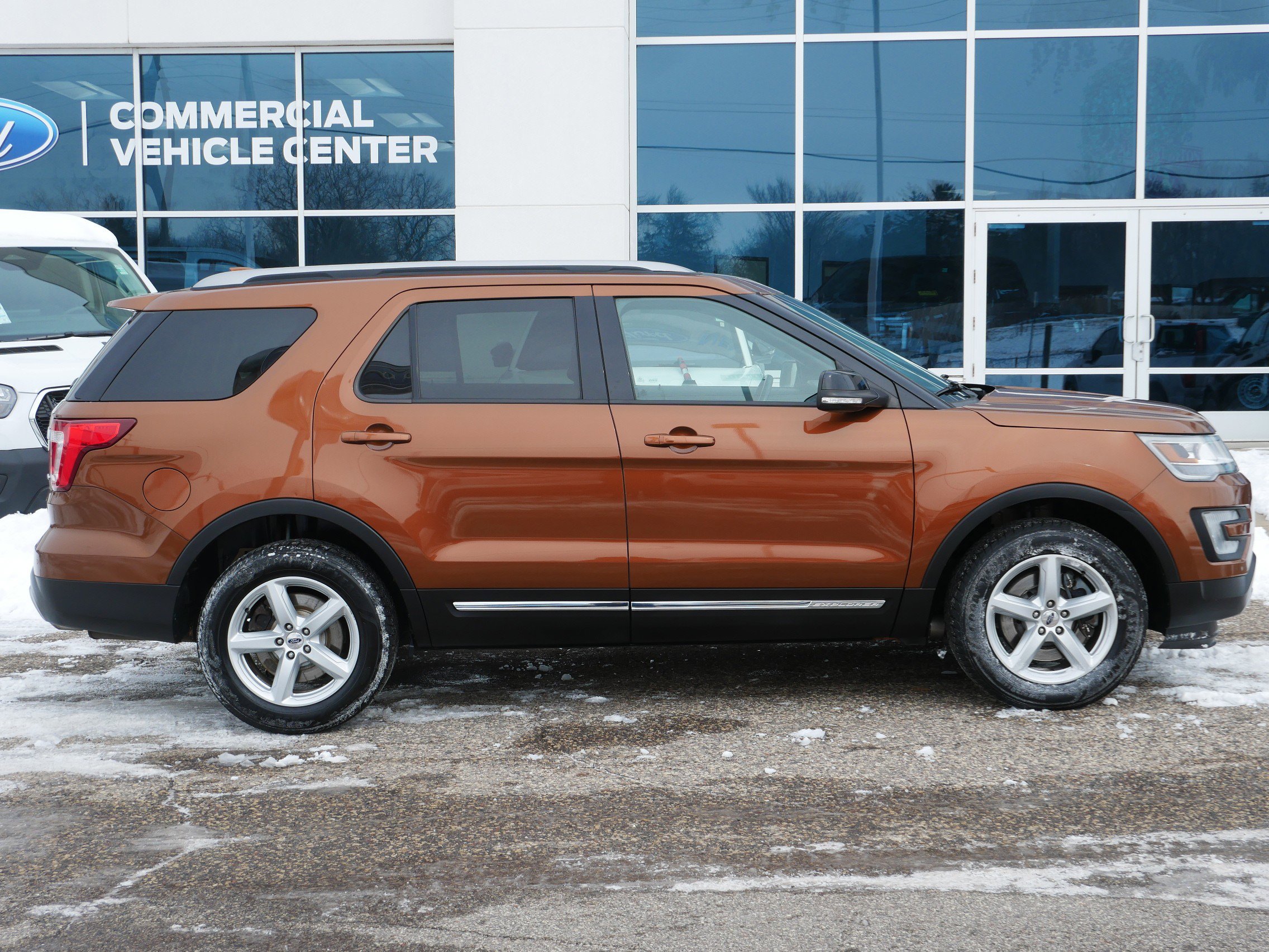 Used 2017 Ford Explorer XLT w/ Equipment Group 202A AWD/4WD image 2