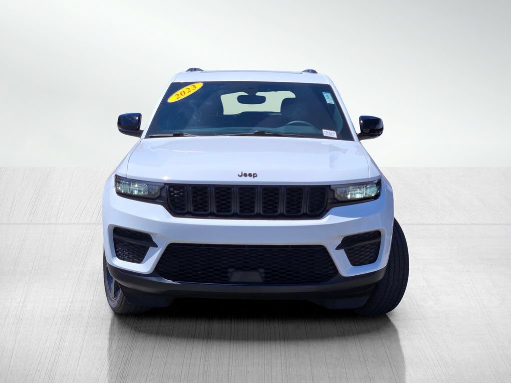Used 2023 Jeep Grand Cherokee Altitude AWD/4WD image 2