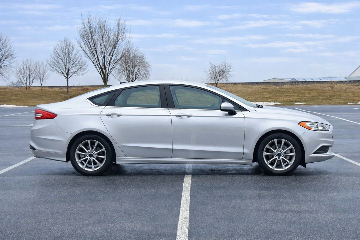 Used 2017 Ford Fusion SE image 9