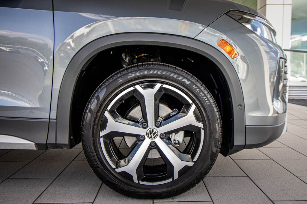 Certified 2025 Volkswagen Tiguan SE image 4