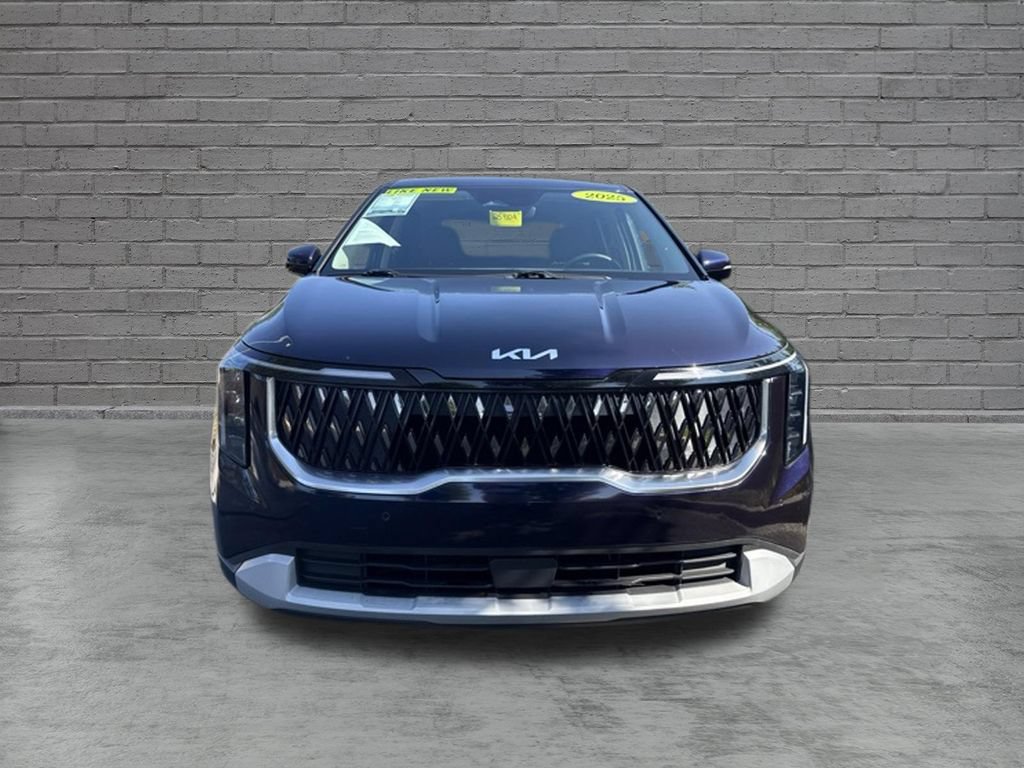 Used 2025 Kia Carnival FWD image 2