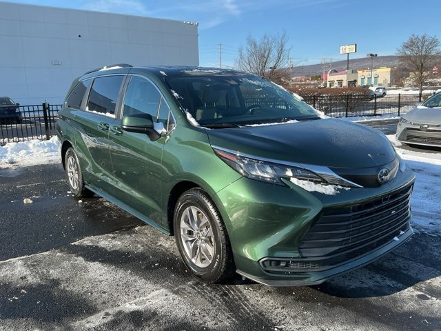 Used 2024 Toyota Sienna LE image 3