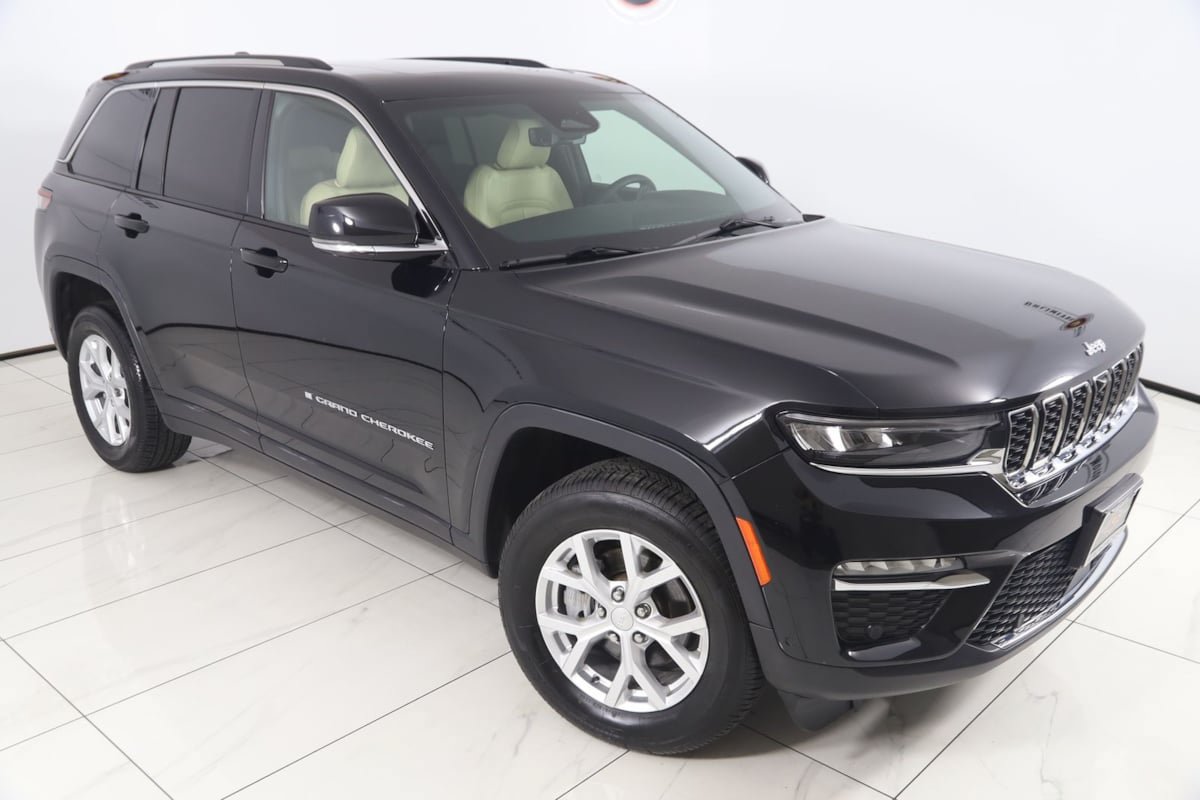 Used 2023 Jeep Grand Cherokee Limited w/ Luxury Tech Group II AWD/4WD image 17
