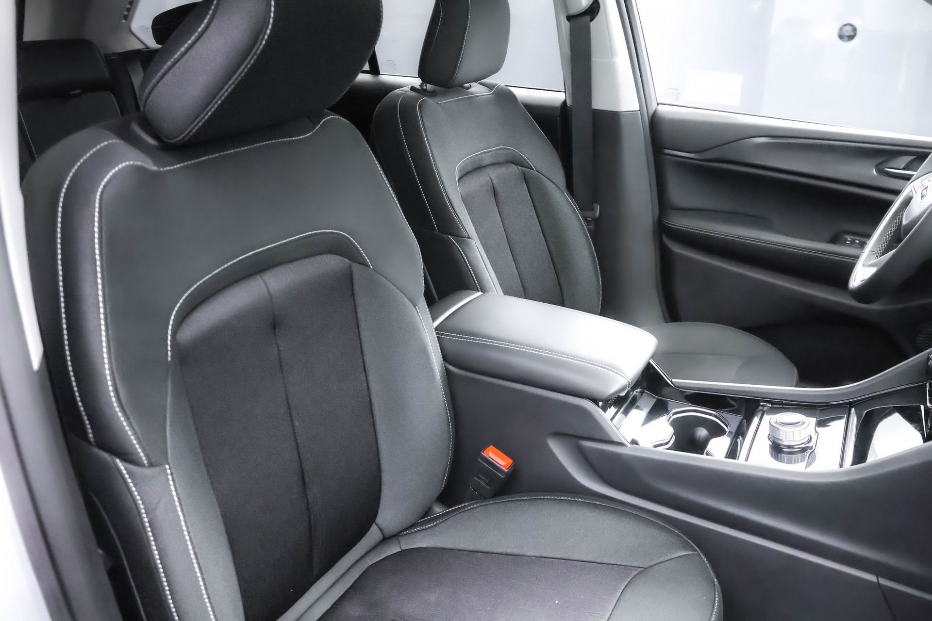 Used 2023 Jeep Grand Cherokee Laredo X image 35