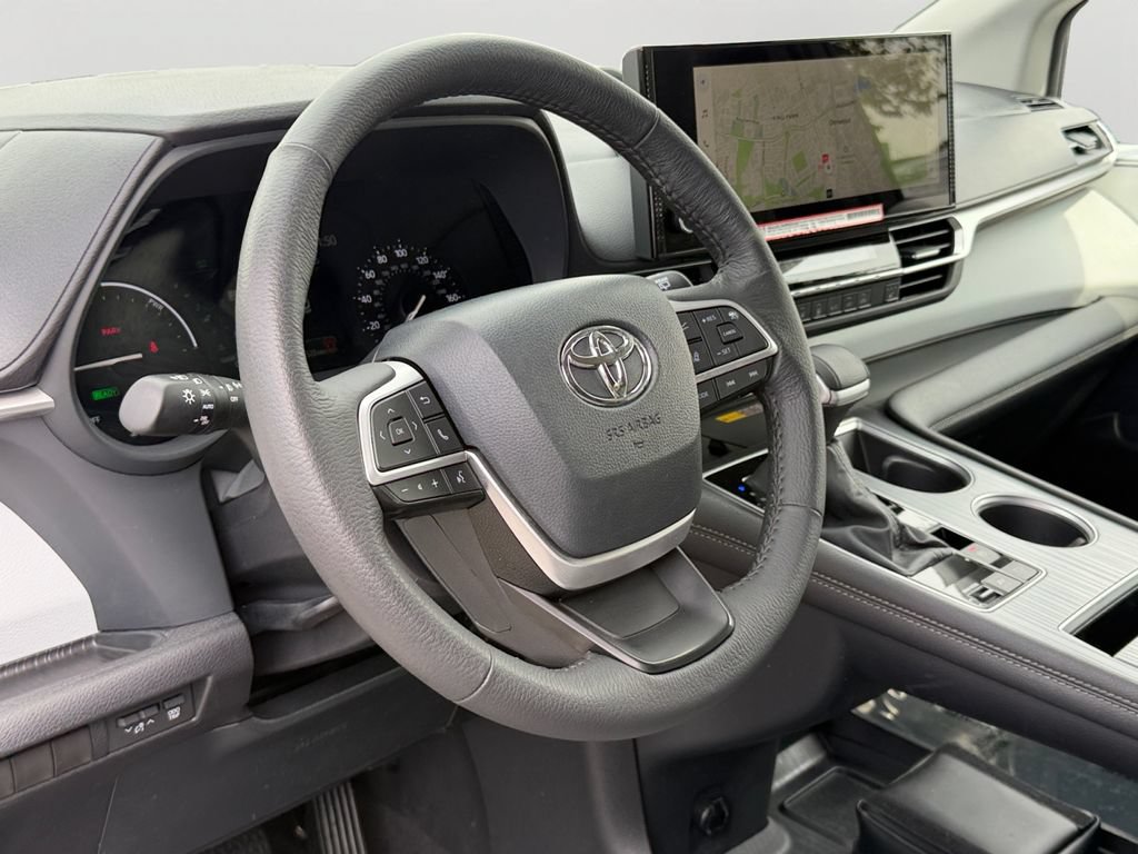 Used 2025 Toyota Sienna XLE AWD/4WD image 18