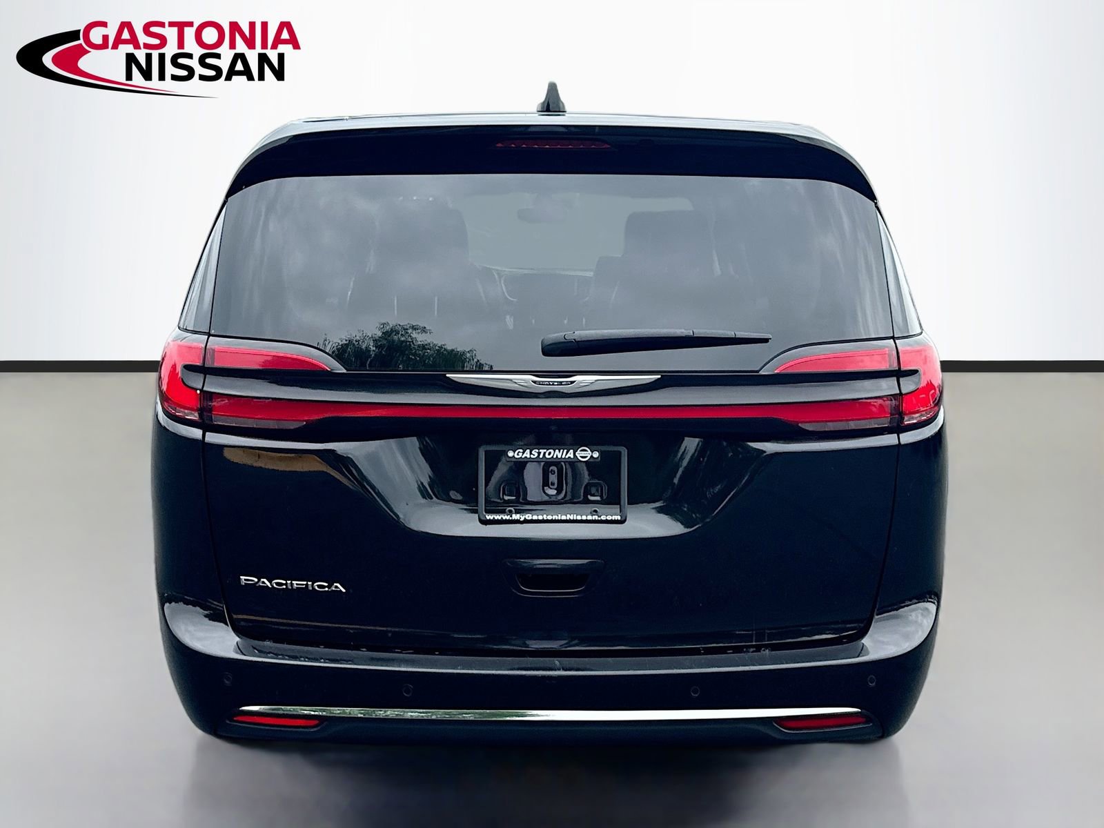 Used 2024 Chrysler Pacifica Touring-L FWD image 7