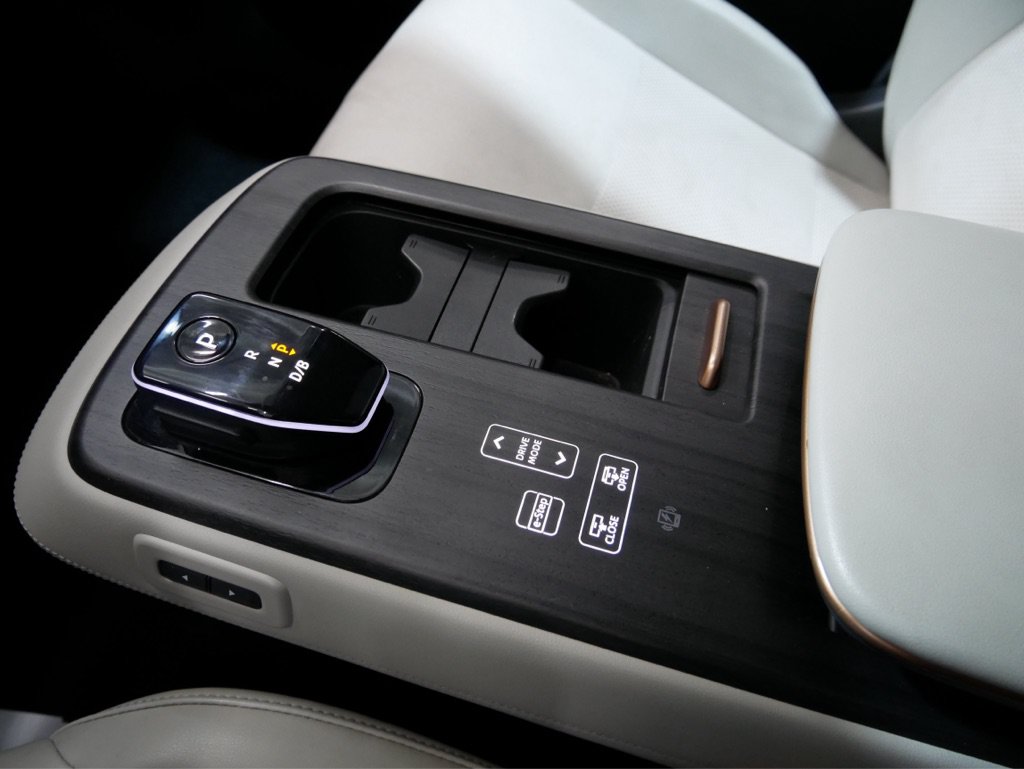 Used 2024 Nissan Ariya AWD image 17