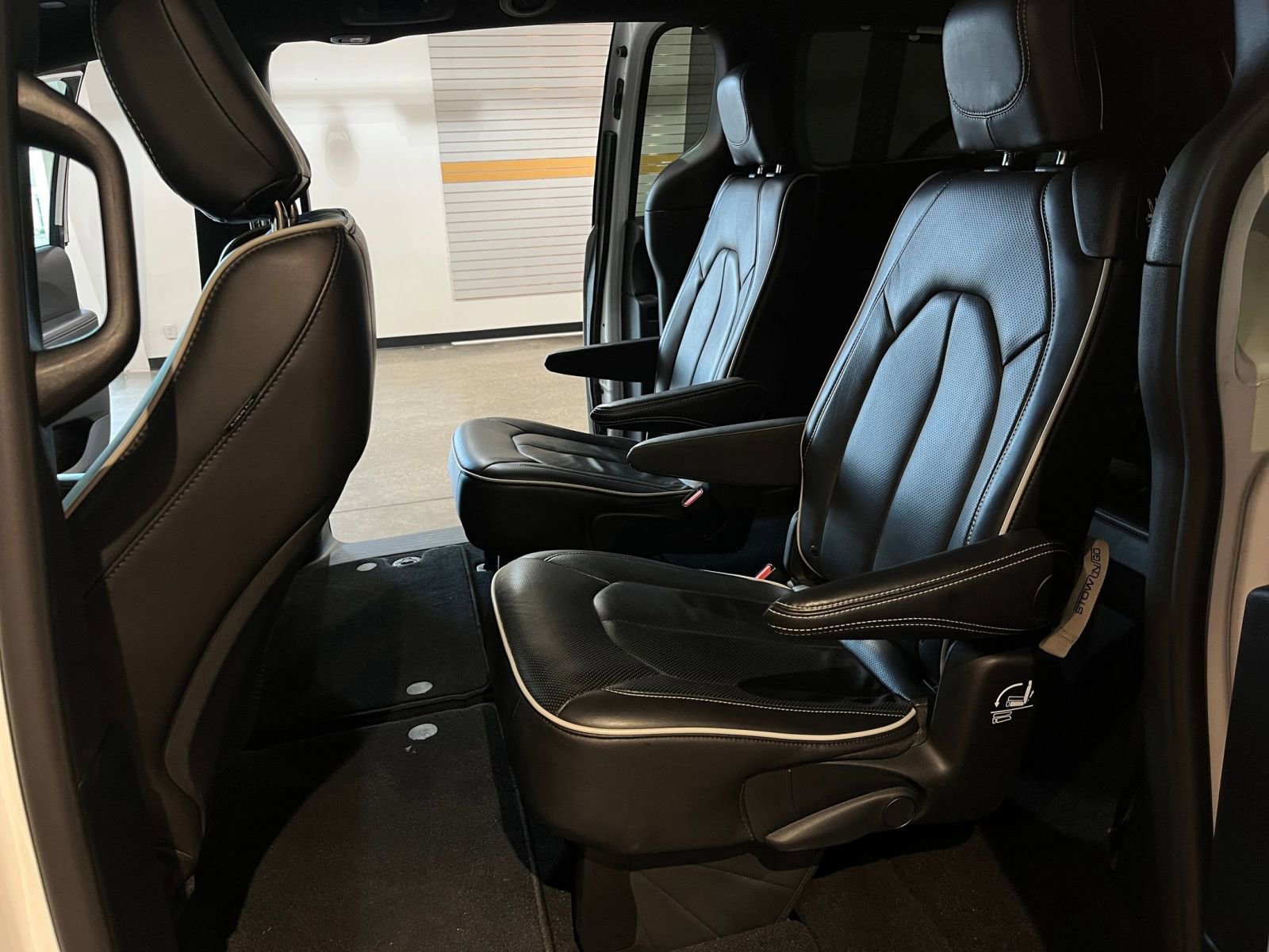 Used 2025 Chrysler Pacifica Limited FWD image 28