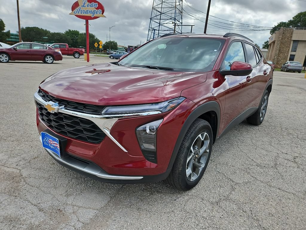 Used 2025 Chevrolet Trax LT FWD image 4