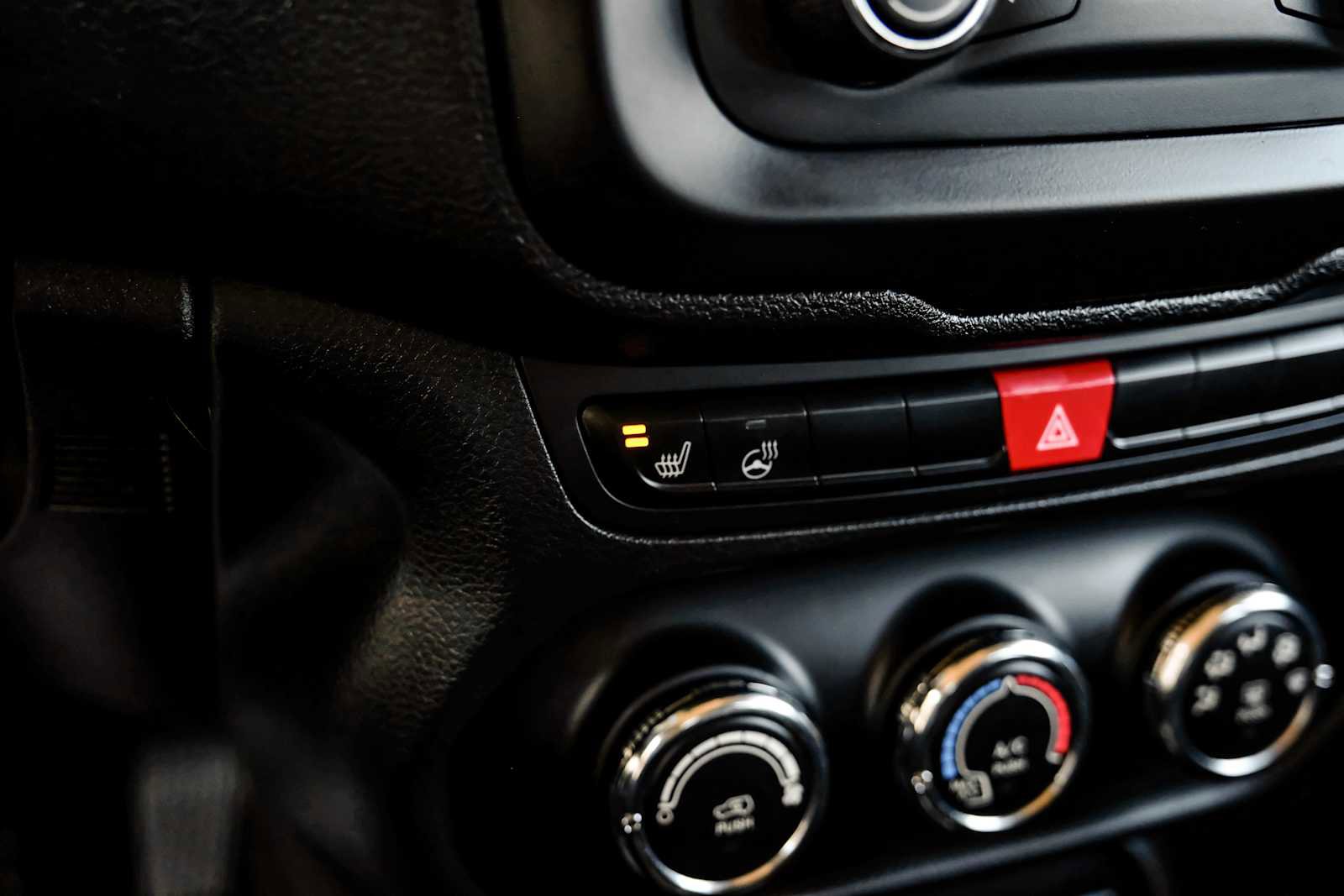 Used 2017 Jeep Renegade Latitude w/ Cold Weather Group image 18