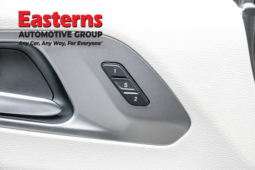 Used 2023 Chrysler Pacifica Touring-L FWD image 21