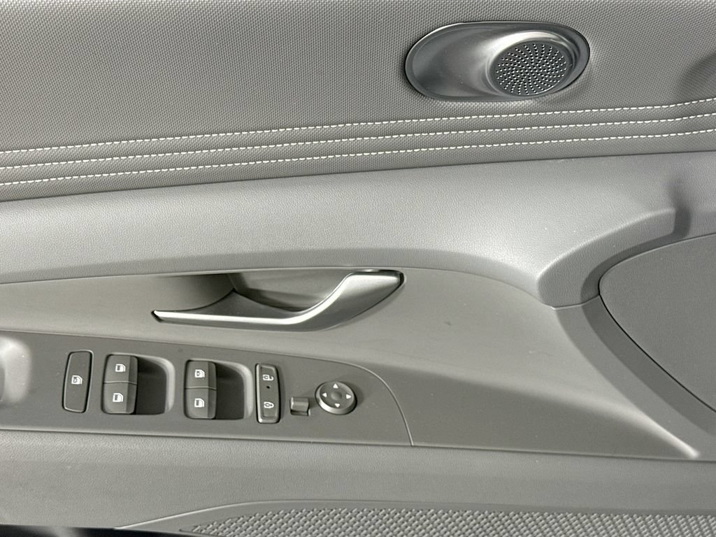 Certified 2025 Hyundai Elantra Sport FWD image 23