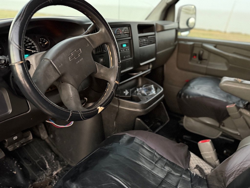 Used 2005 Chevrolet Express 3500 w/ Express Access Plus Package image 9