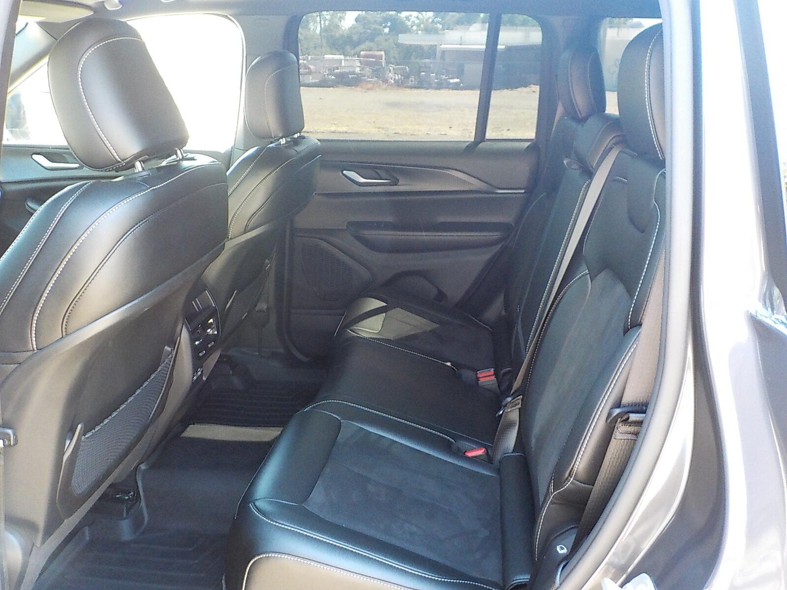 Used 2024 Jeep Grand Cherokee Altitude AWD/4WD image 16