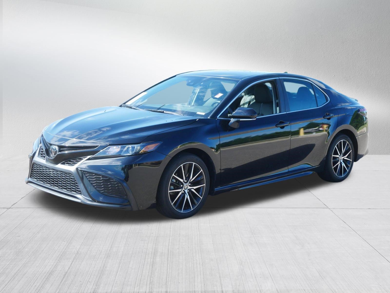 Used 2023 Toyota Camry SE FWD image 3