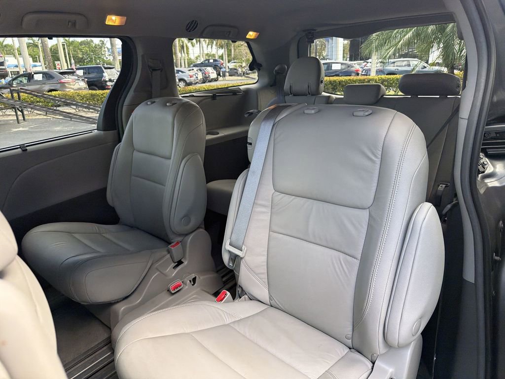 Used 2019 Toyota Sienna XLE w/ XLE Navigation Package FWD image 22