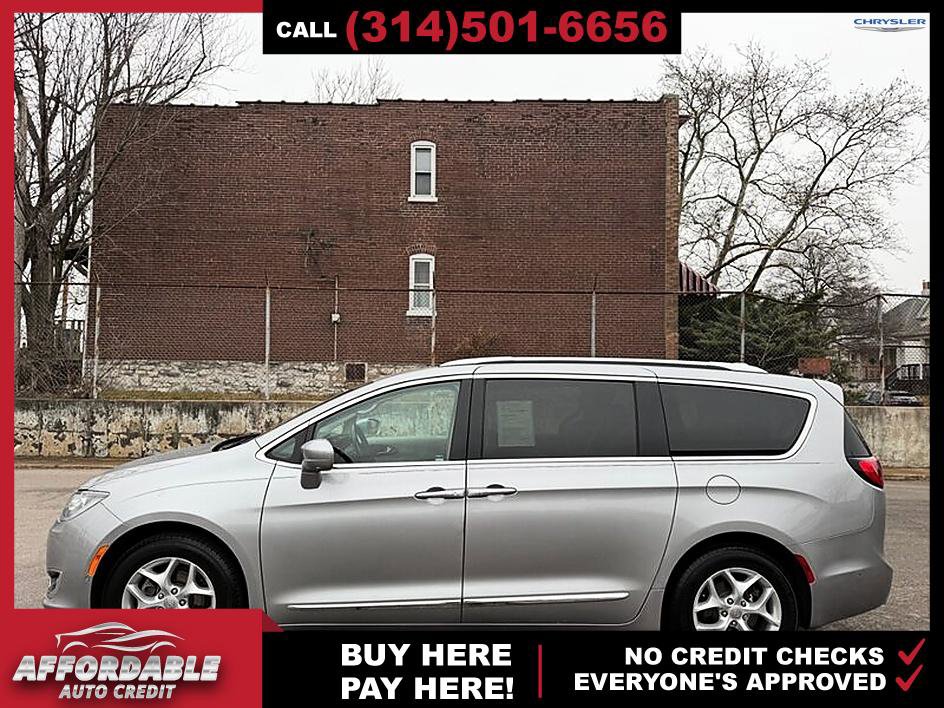 Used 2017 Chrysler Pacifica Touring-L Plus FWD image 2