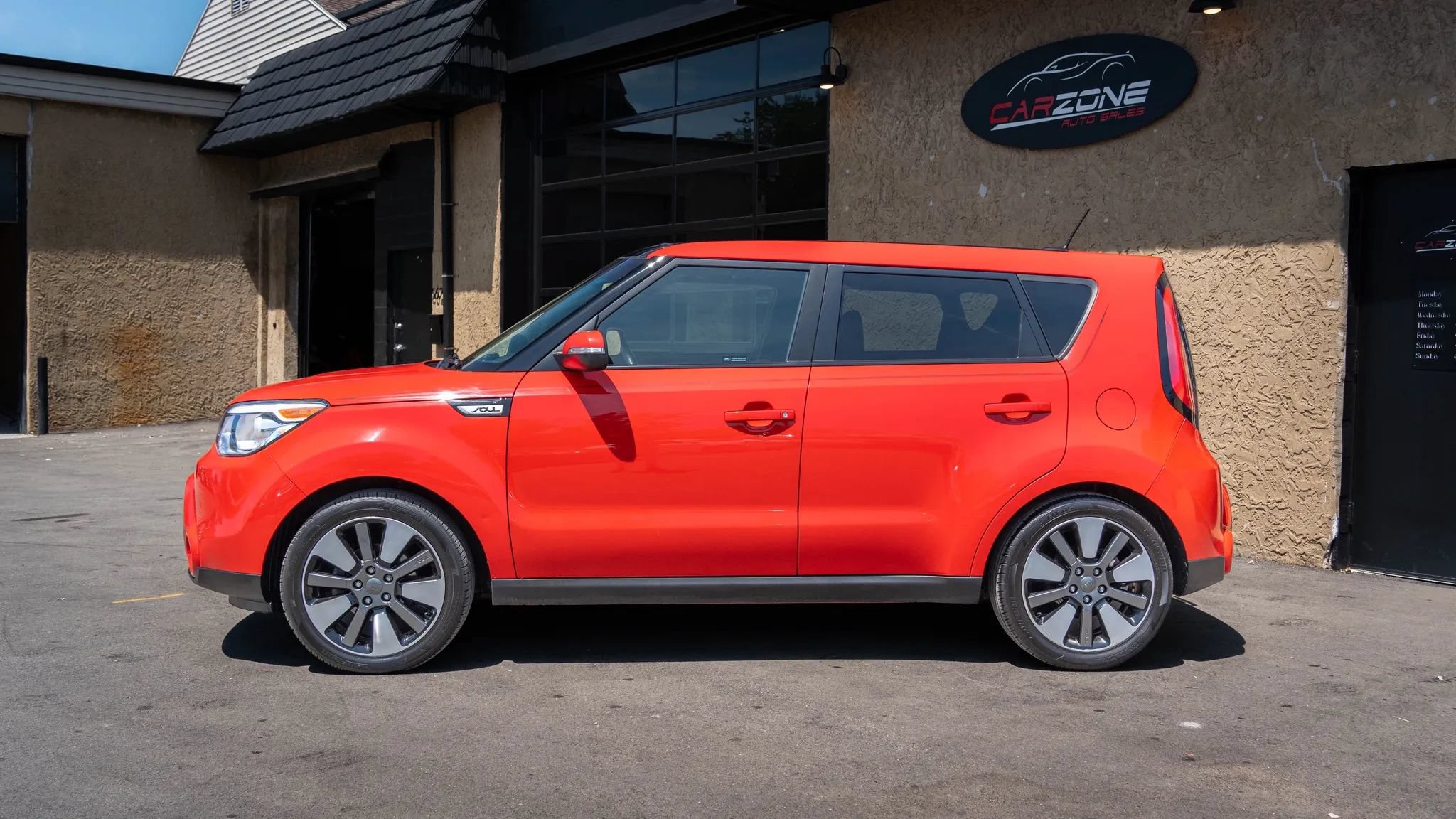 Used 2015 Kia Soul ! w/ Sun & Sound Package FWD image 2
