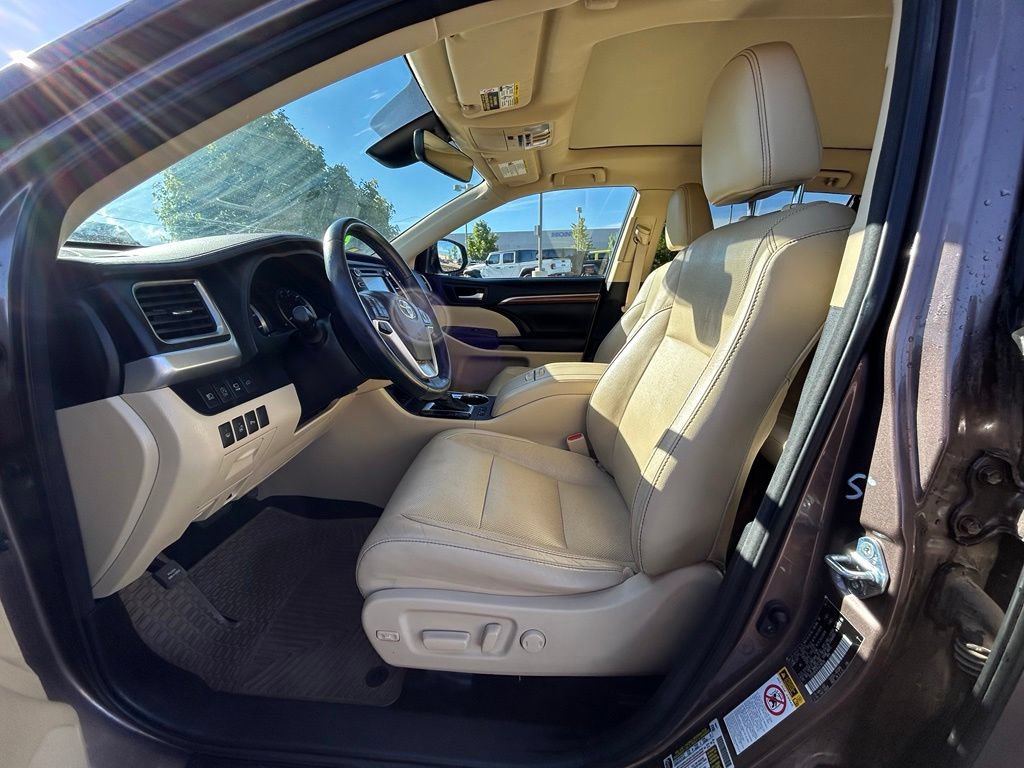 Used 2017 Toyota Highlander Limited Platinum AWD/4WD image 12