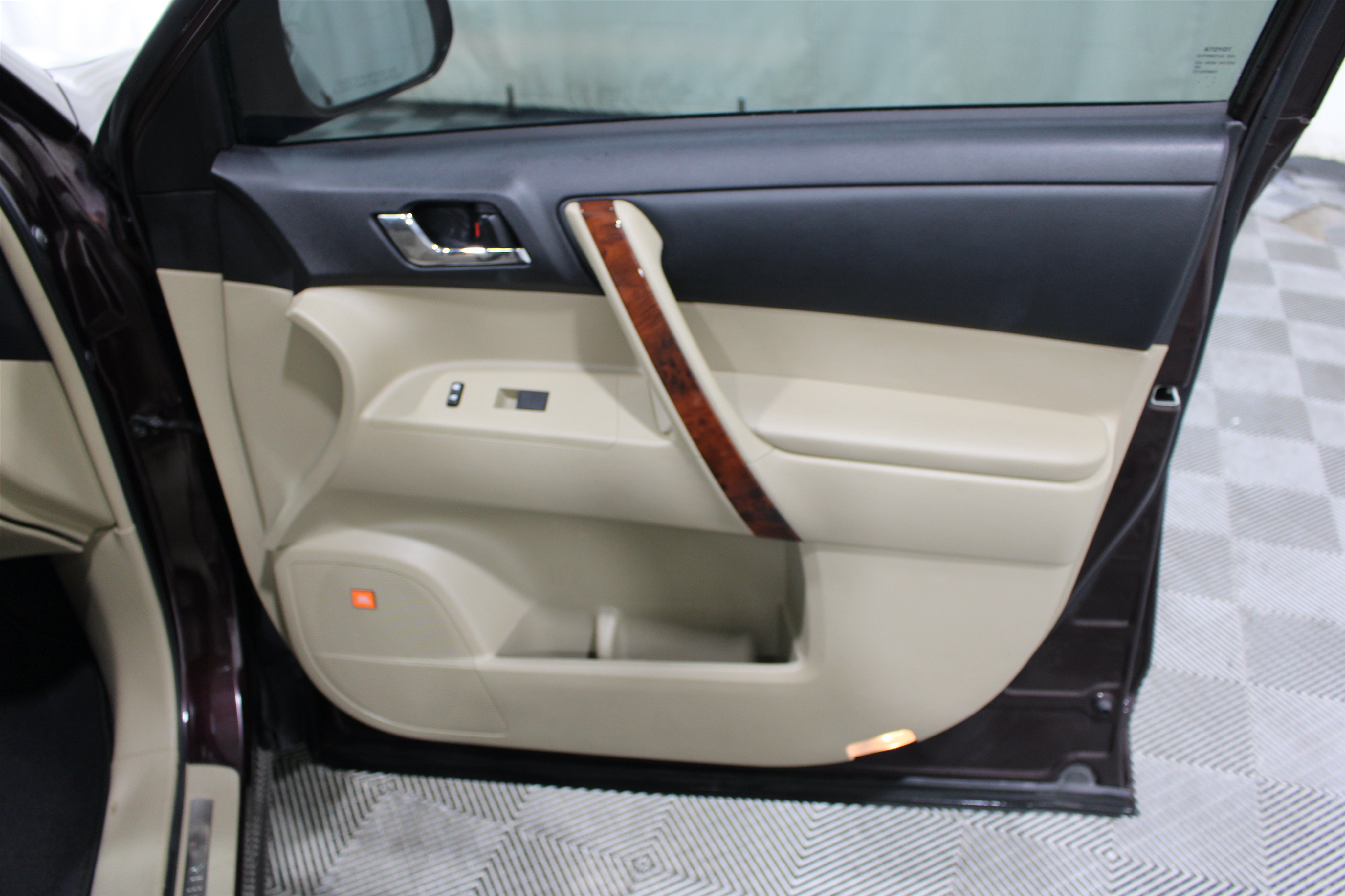 Used 2013 Toyota Highlander Limited FWD image 25
