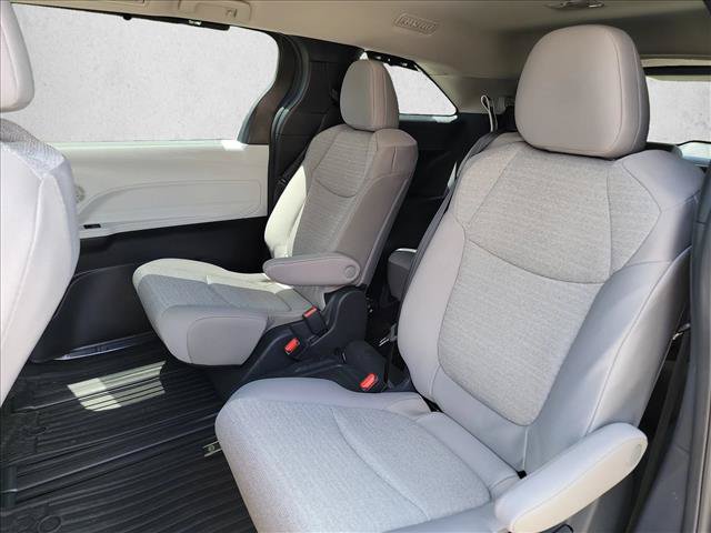 Used 2026 Toyota Sienna LE FWD image 11