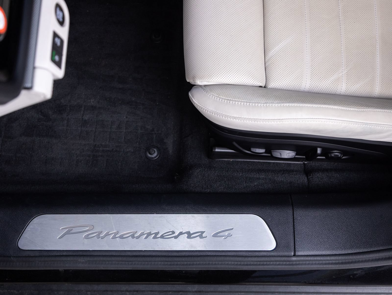 Certified 2024 Porsche Panamera 4 AWD/4WD image 22