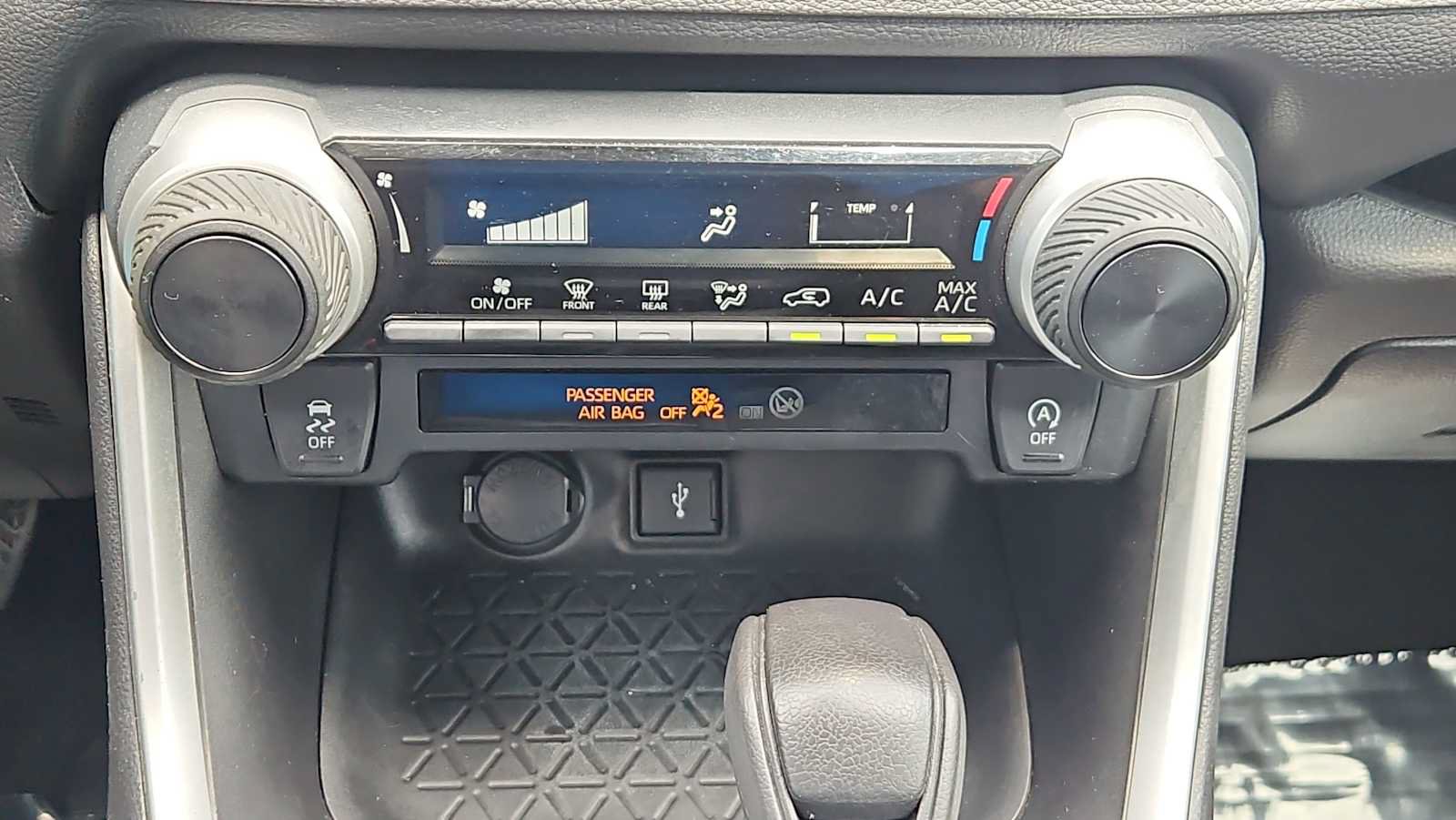 Used 2022 Toyota RAV4 LE AWD/4WD image 16