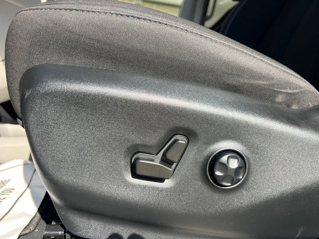 Used 2022 Chrysler Voyager LX image 15