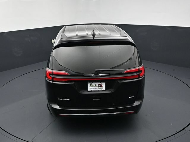 Certified 2025 Chrysler Pacifica Select AWD/4WD image 17