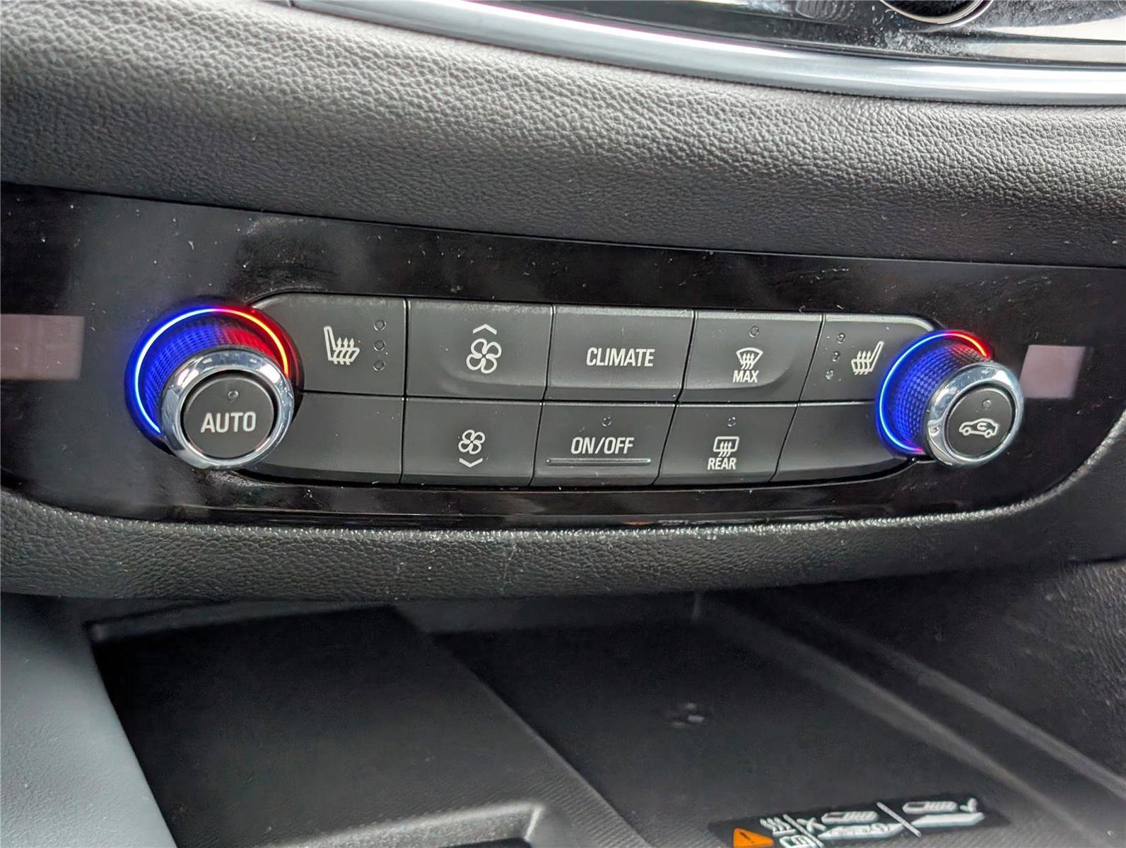 Used 2022 Buick Enclave Essence image 28