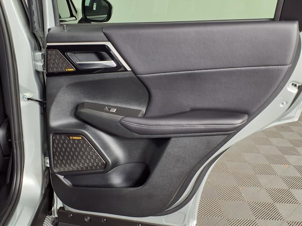 Used 2025 Mitsubishi Outlander SE image 10