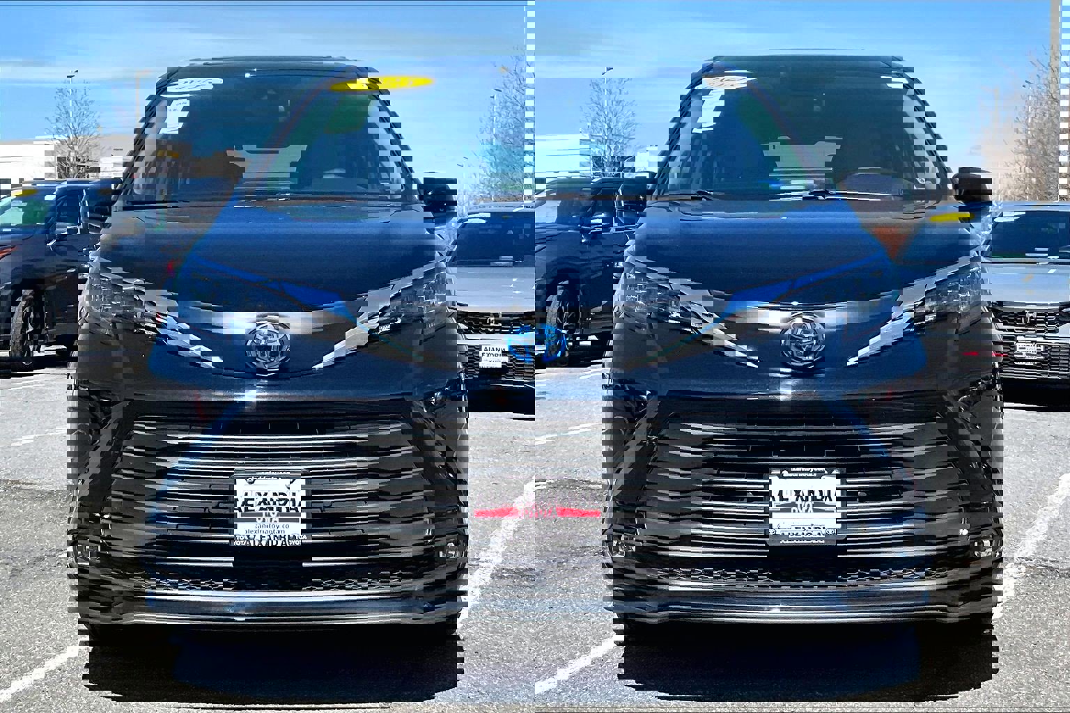 Used 2025 Toyota Sienna XLE w/ XLE Plus Package image 3