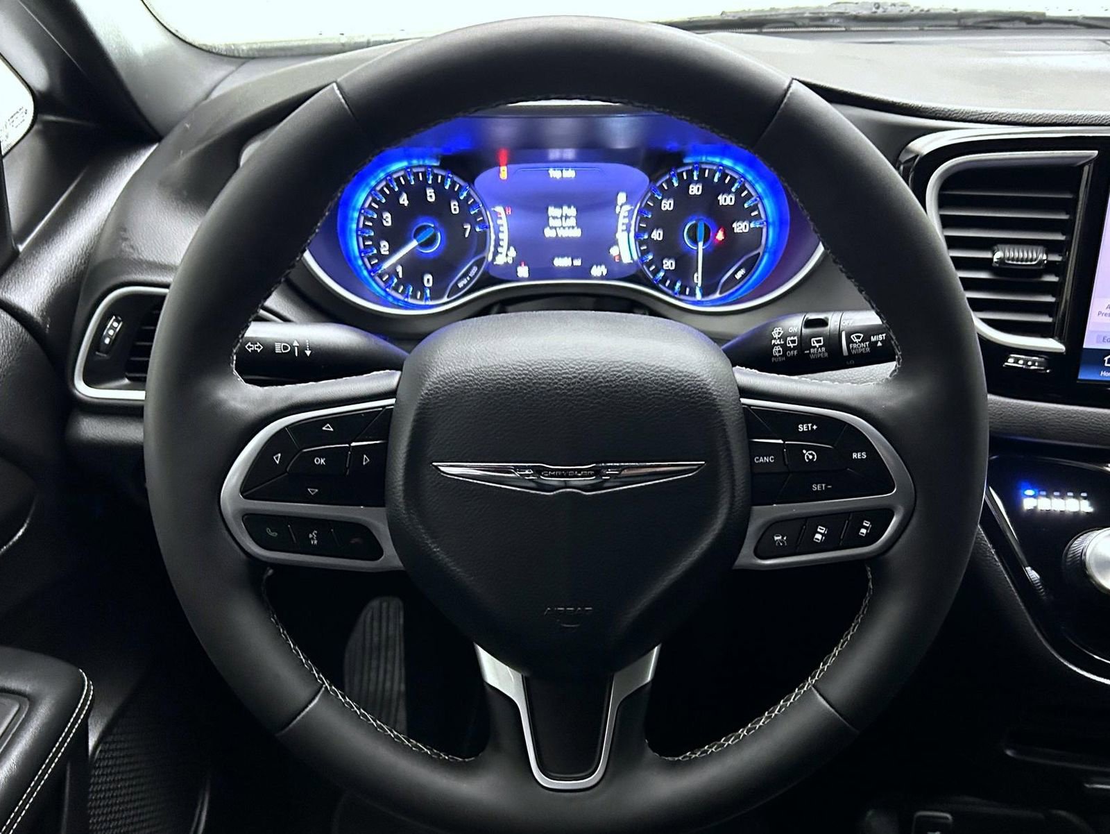 Used 2025 Chrysler Pacifica Select image 12