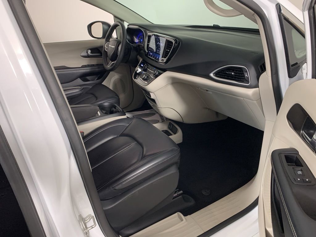 Used 2023 Chrysler Pacifica Touring-L FWD image 36