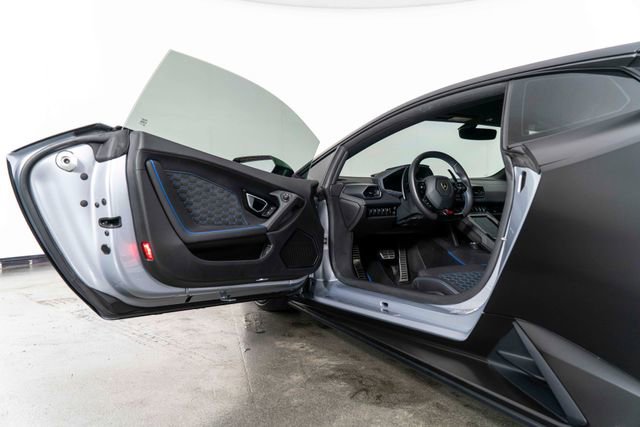 Used 2020 Lamborghini Huracan EVO image 14