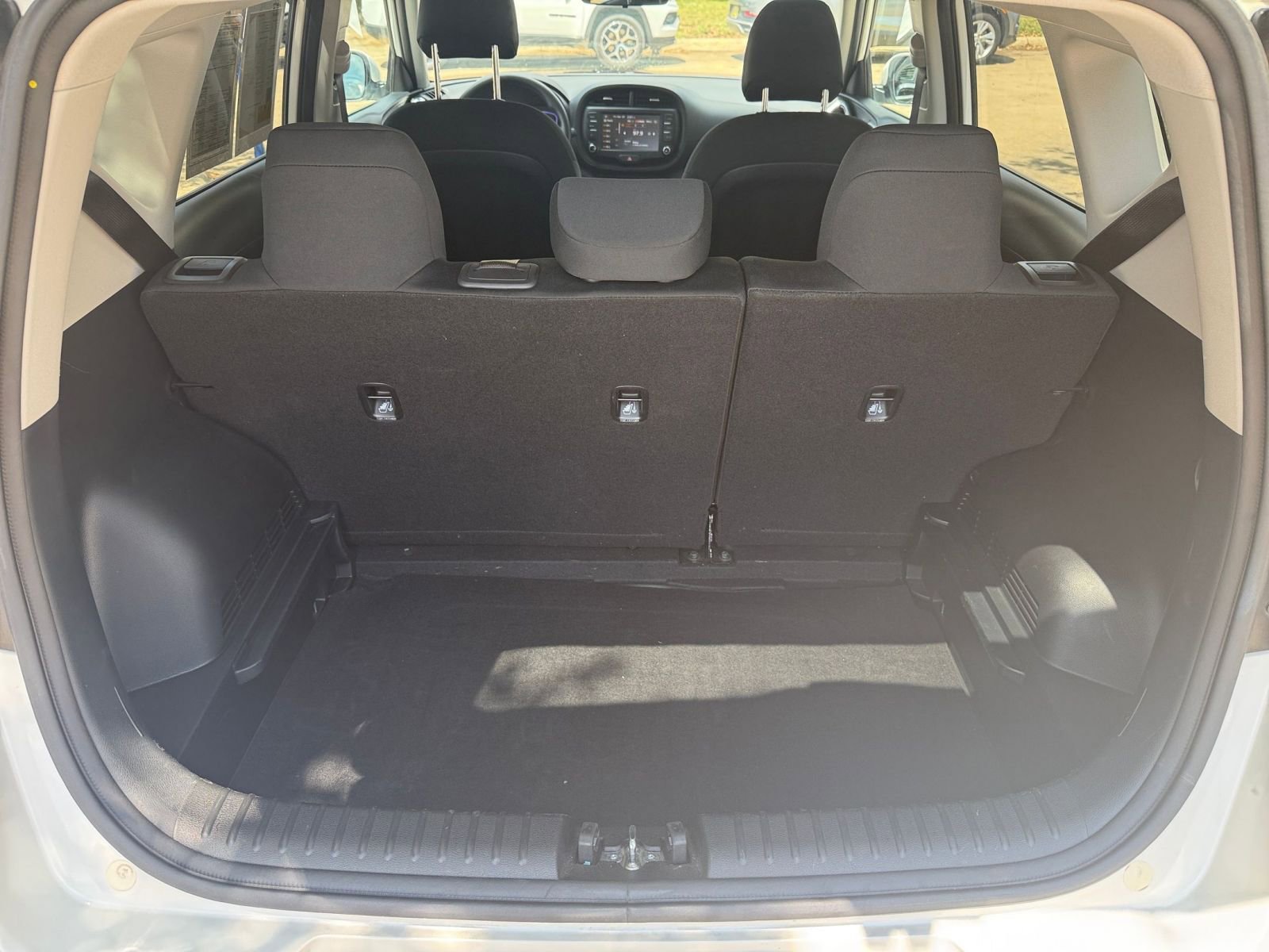Used 2025 Kia Soul LX w/ LX Technology Package FWD image 31