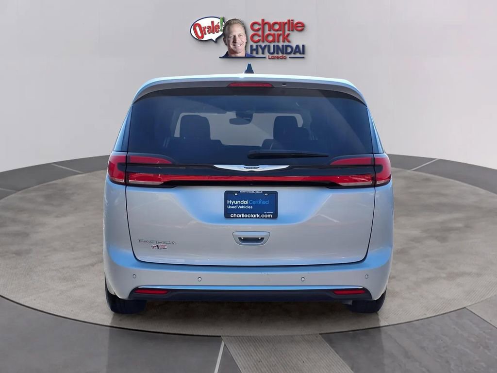 Used 2024 Chrysler Pacifica Touring-L image 4