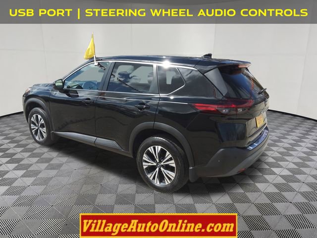 Used 2022 Nissan Rogue SV image 2