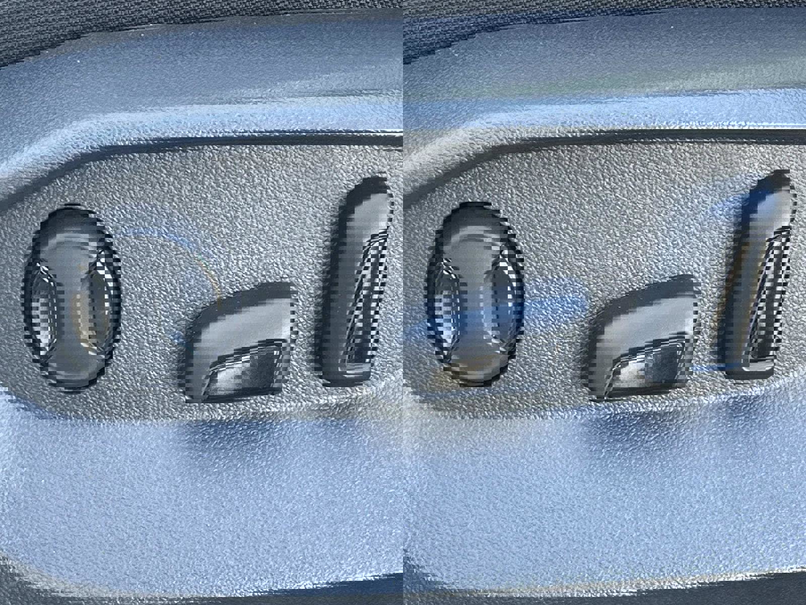 Certified 2025 Volkswagen Taos SE w/ Panoramic Sunroof Package FWD image 17