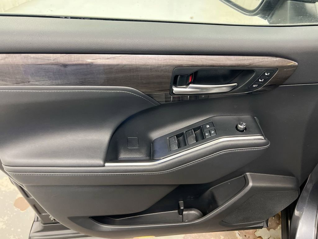 Used 2021 Toyota Highlander Limited image 22