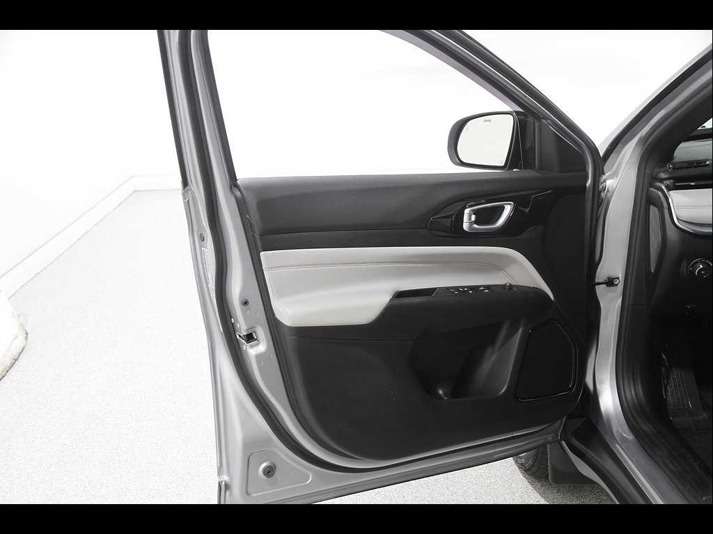 Used 2023 Jeep Compass Limited AWD/4WD image 4