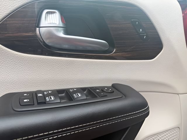 Certified 2024 Chrysler Pacifica Limited FWD image 16
