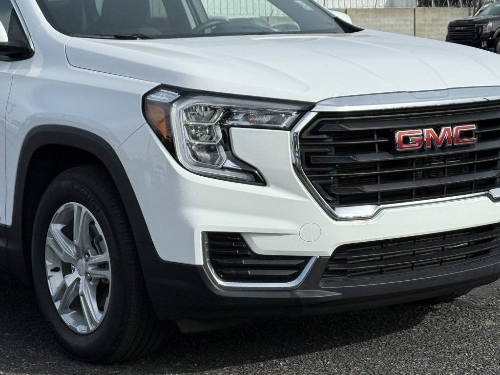 Used 2023 GMC Terrain SLE FWD image 2