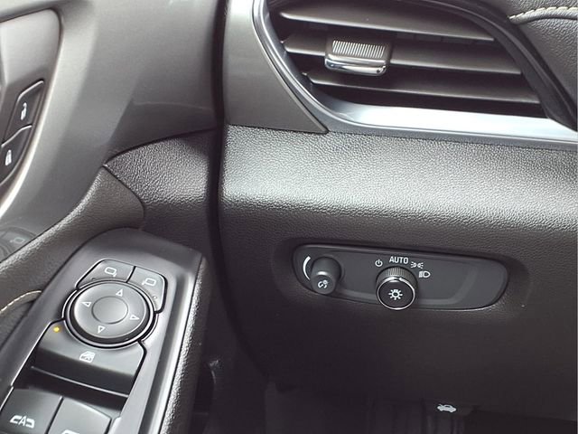 Used 2023 Chevrolet Traverse LT FWD image 15